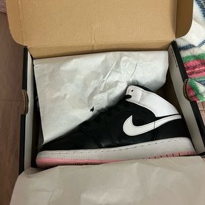 Air Jordan 1 mids arctic punch
